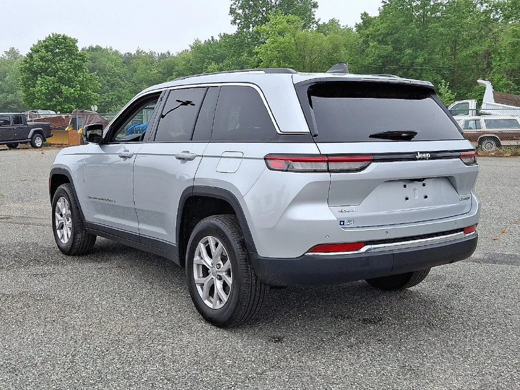 Used 2022 Silver Jeep Limited 4x4 image 8