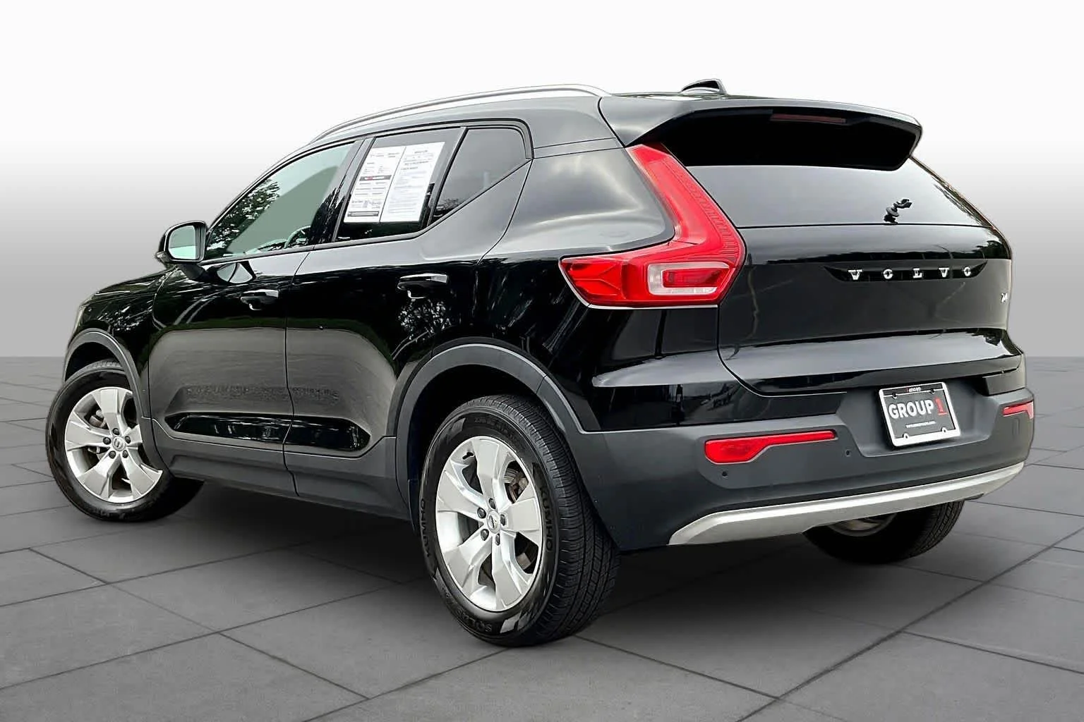 Used 2020 black Volvo Momentum image 11