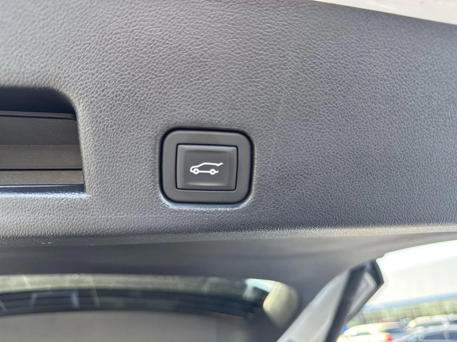 Used 2025 White Frost Tricoat Buick Avenir image 17