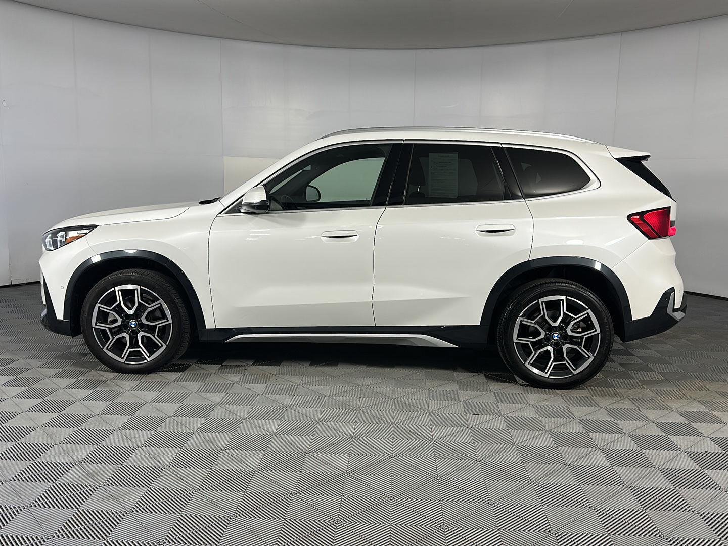 Used 2025 Mineral White Metallic BMW xDrive28i image 4