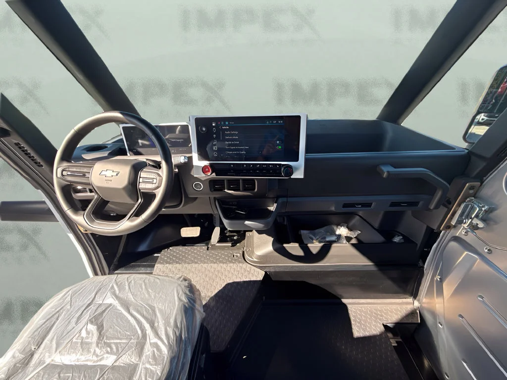 Used 2025 White Chevrolet 600 image 10