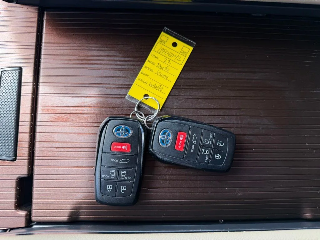 Used 2022 Wind Chill Pearl Toyota XLE image 2