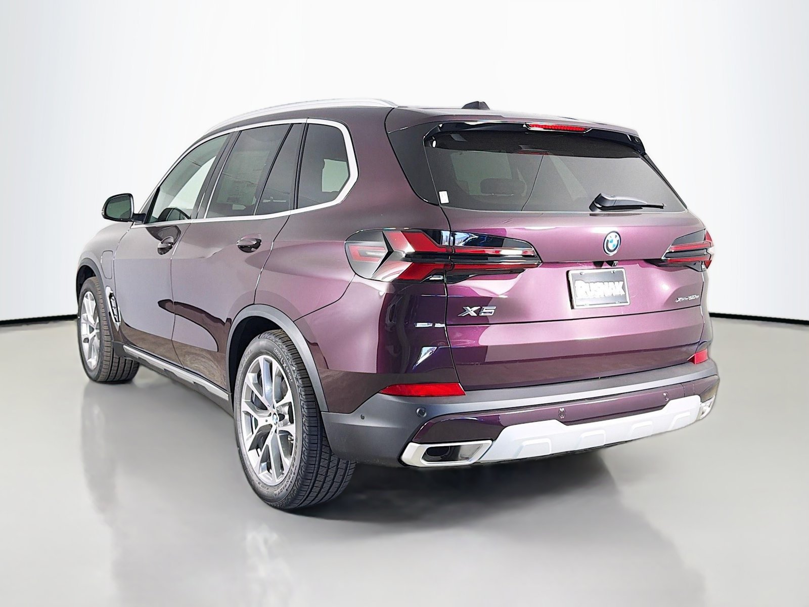 New 2026 Mora Metallic BMW xDrive50e image 5