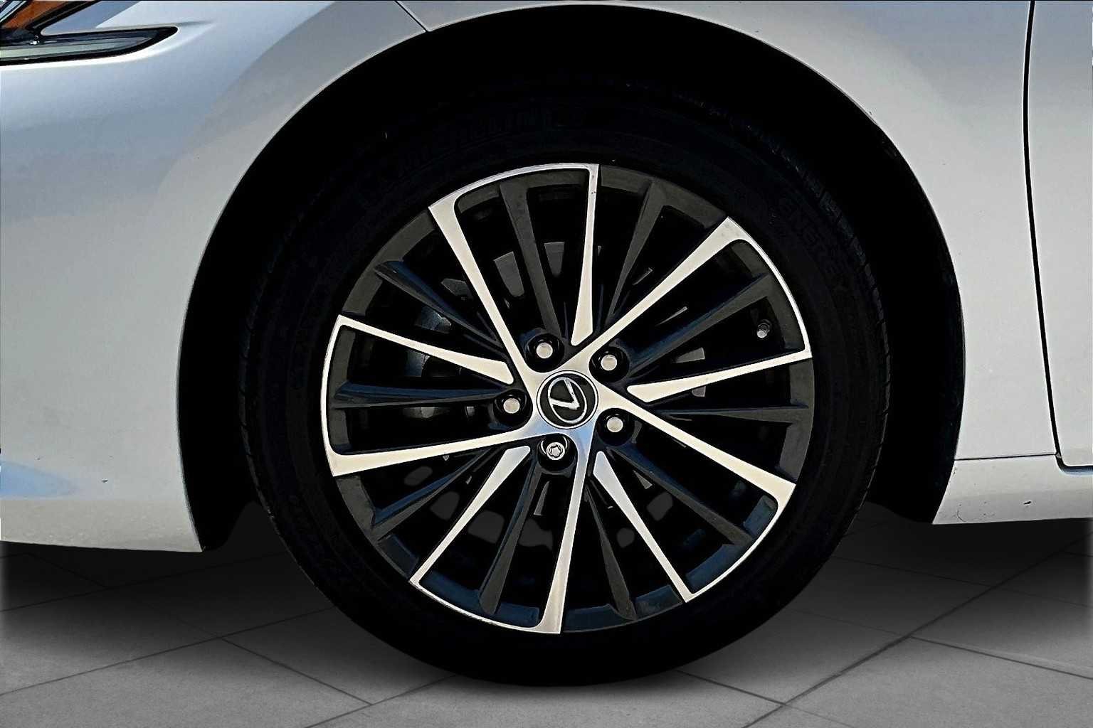 Used 2022 Eminent White Pearl Lexus  image 11