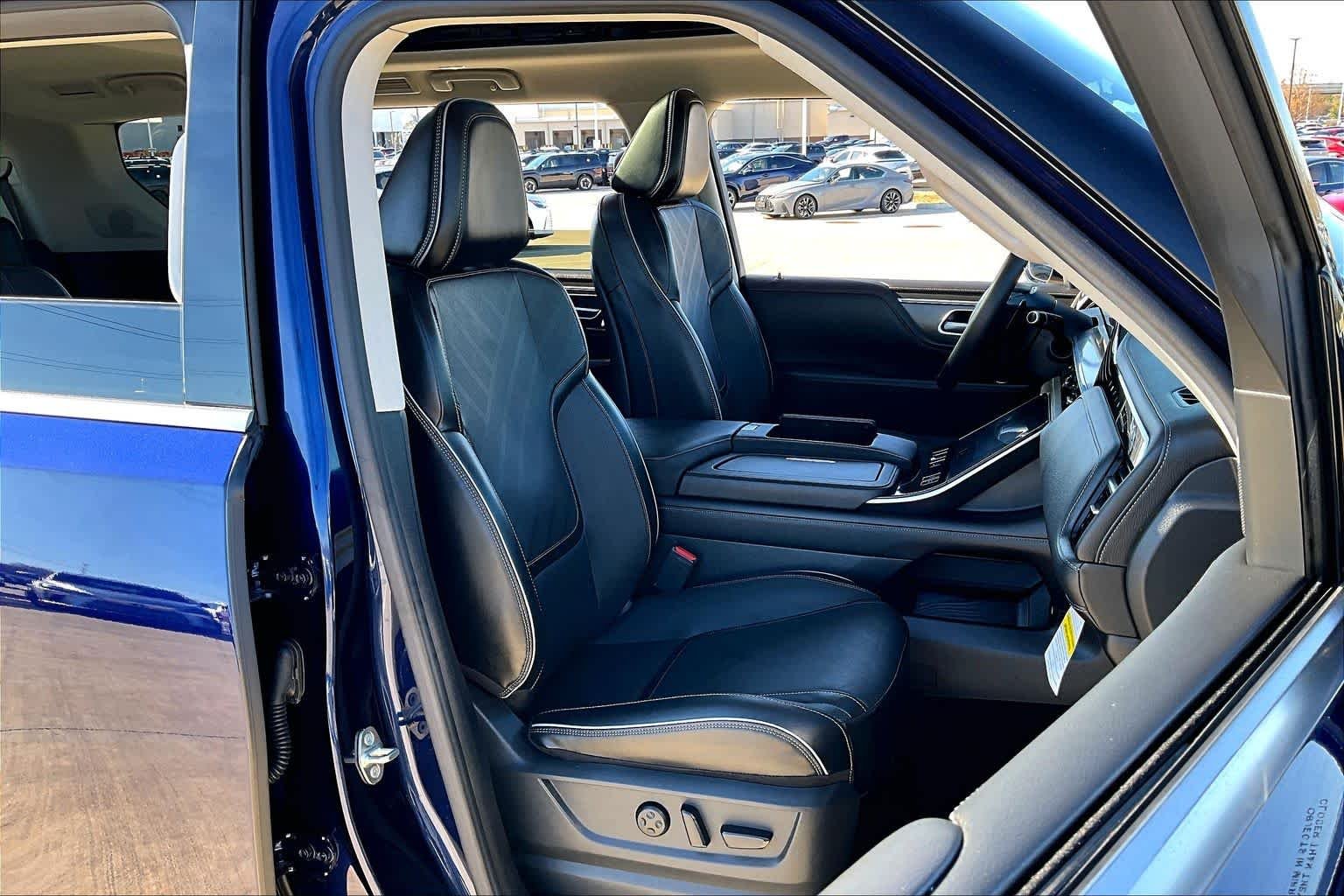 Used 2025 Grand Blue INFINITI LUXE image 15