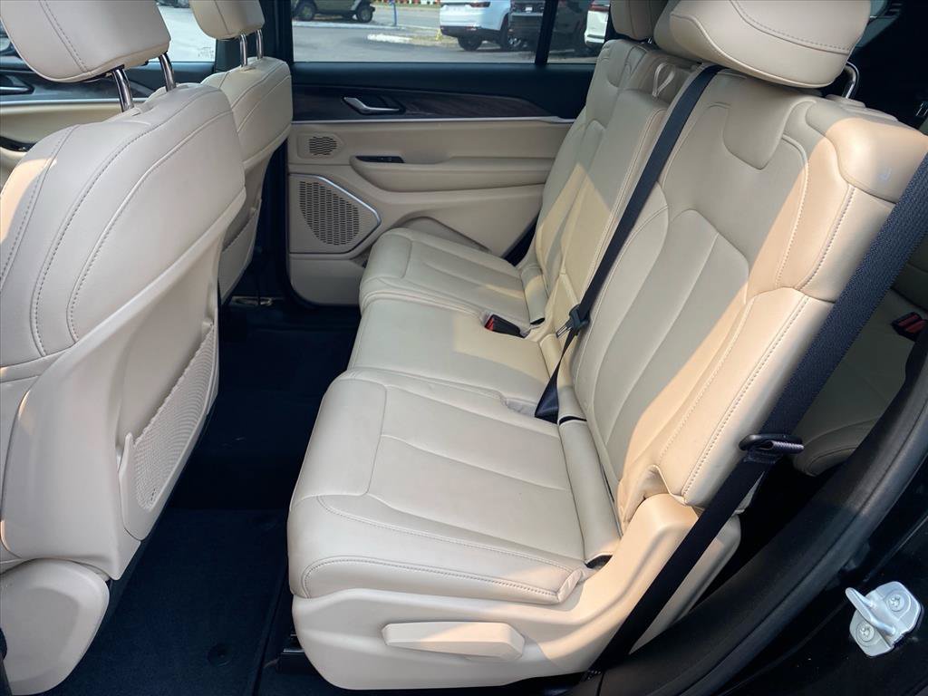 Used 2025 Diamond Black Crystal Pearlcoat Jeep Limited image 24