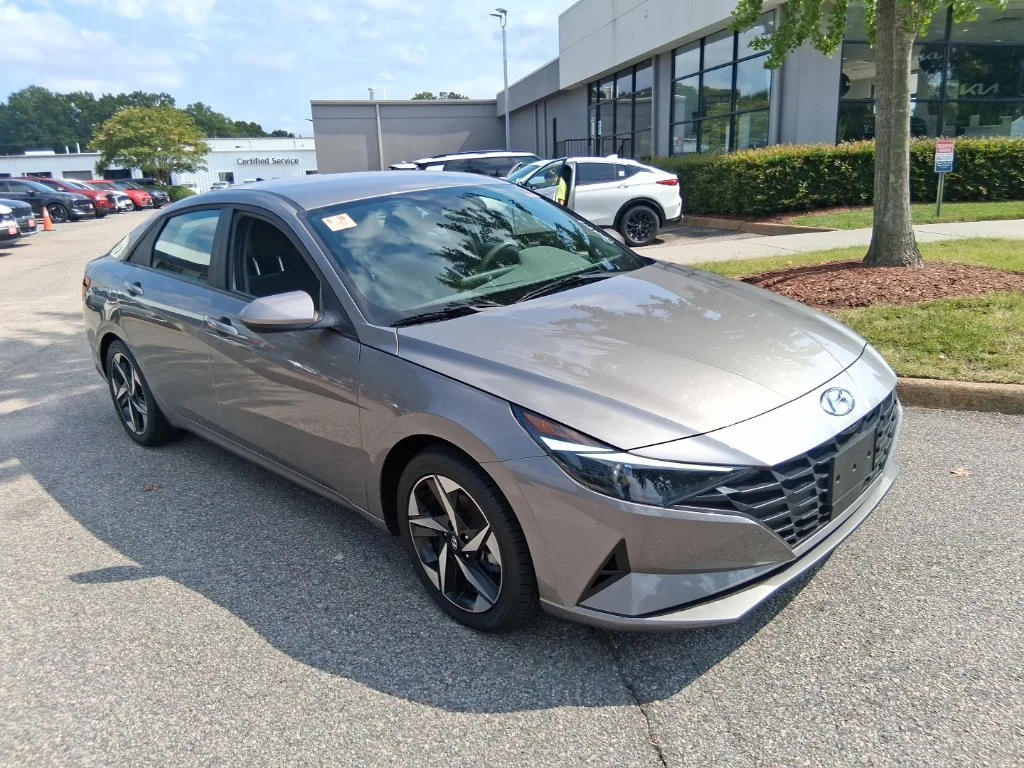 Used 2023 Silver Hyundai SEL image 4