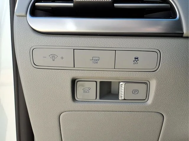 Used 2025  Hyundai SEL image 11