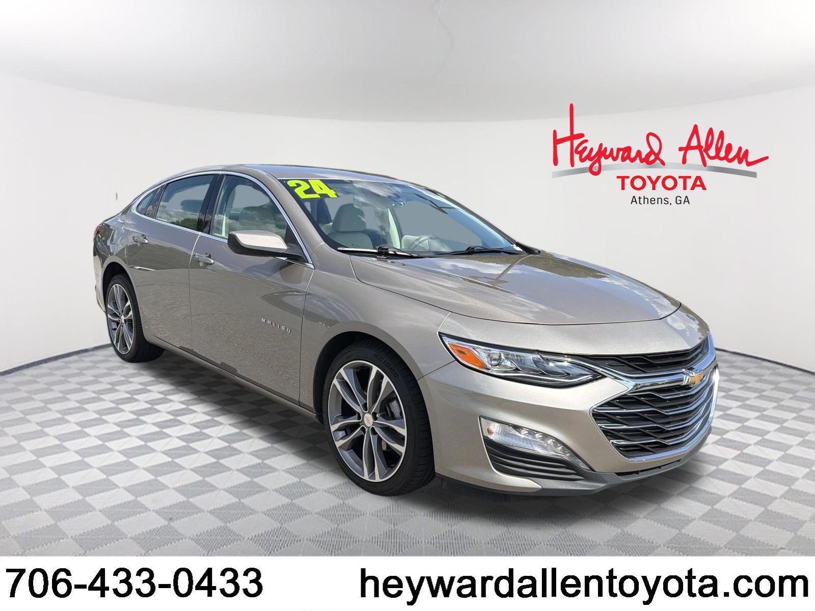 Used 2025 Summit White Chevrolet LT image 1