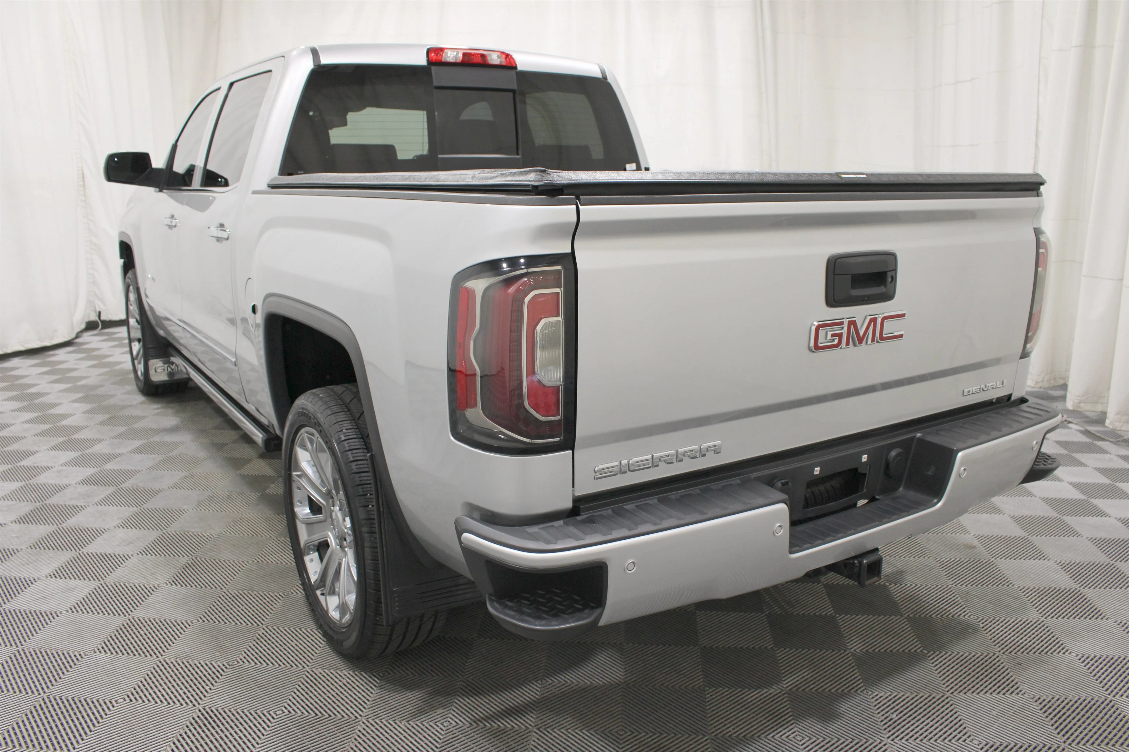 Used 2018 Quicksilver Metallic GMC Denali image 31