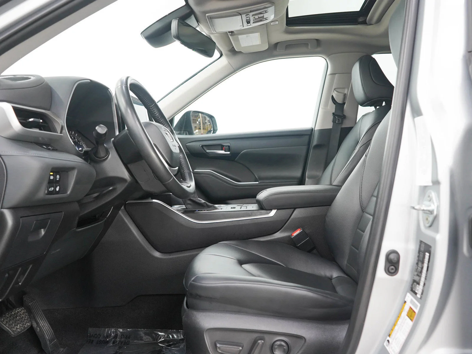 Used 2024 Silver Toyota XLE AWD (Natl) image 24