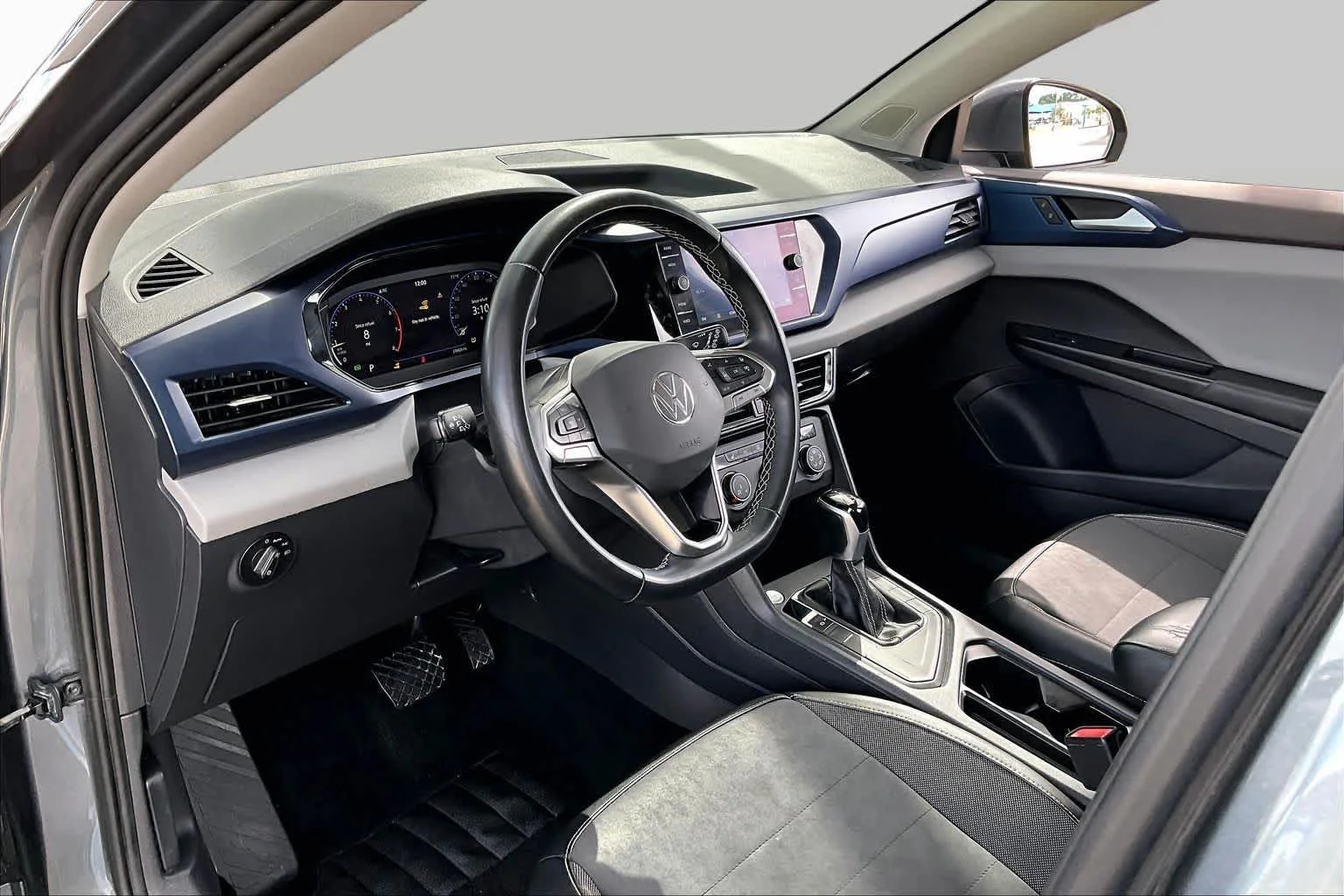 Used 2022 Platinum Gray Metallic Volkswagen SE image 18