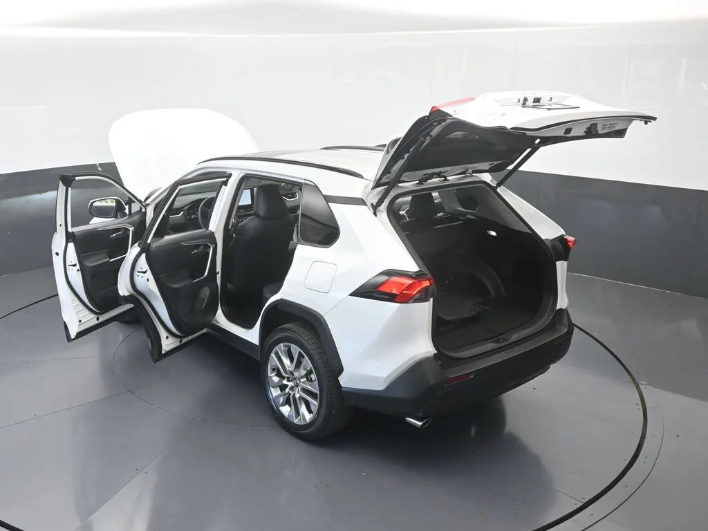 Used 2025 White Toyota XLE Premium image 63