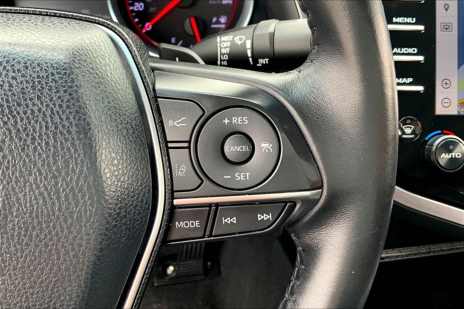 Used 2018 Wind Chill Pearl Toyota XSE V6 image 21