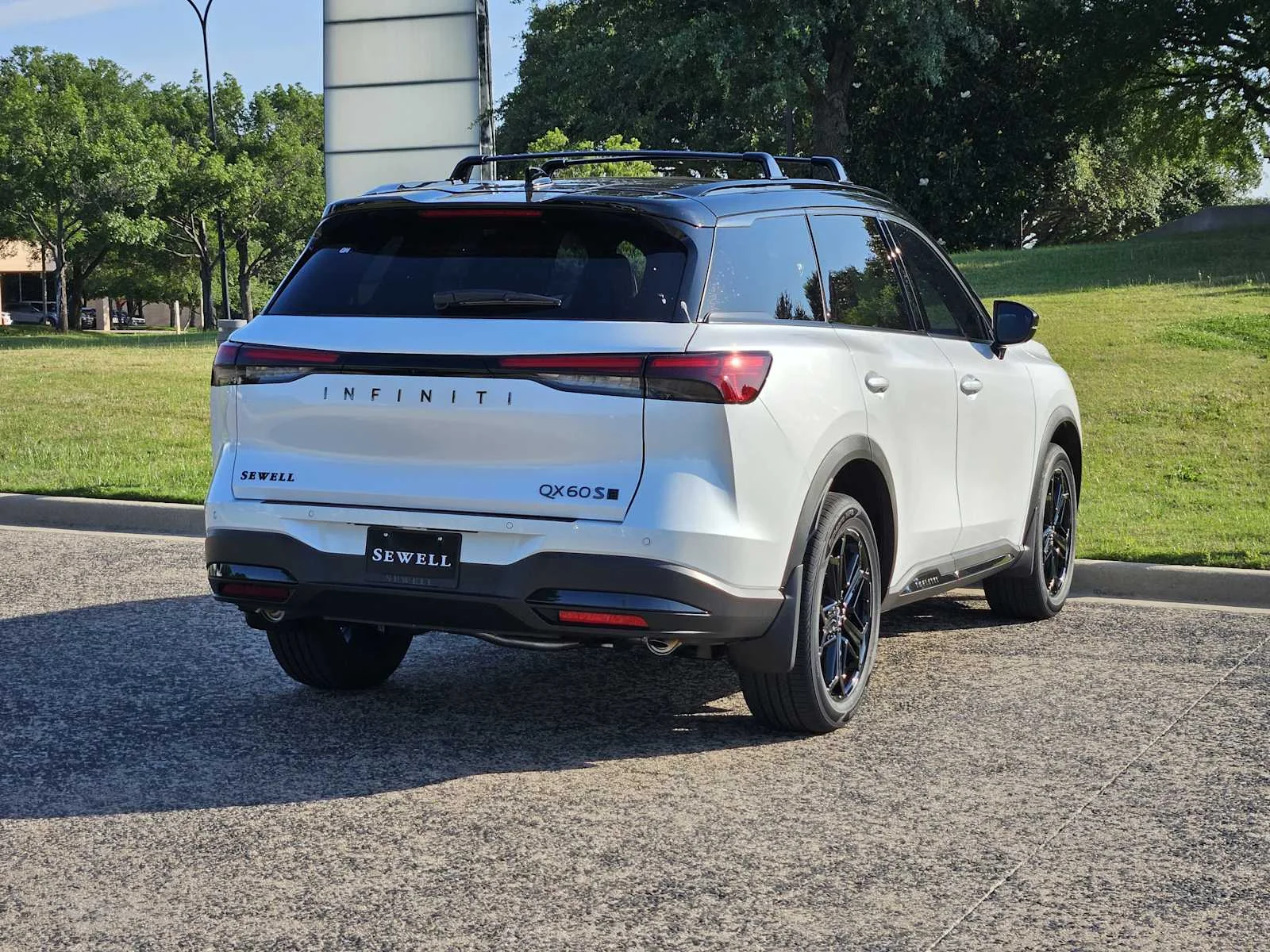 New 2027 2T RAD WHT INFINITI Sport AWD image 4