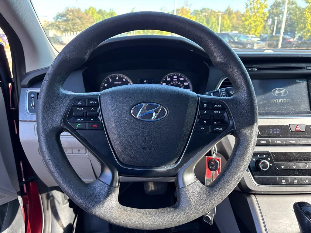 Used 2016 Red Hyundai SE image 9