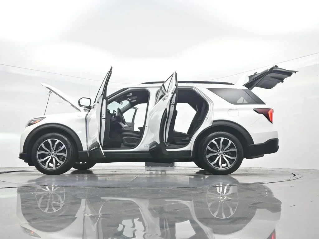 New 2026 Star White Metallic Tri-Coat Ford ST-Line image 55
