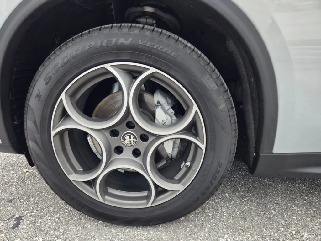 New 2025 Moonlight Gray Metallic Alfa Romeo Base image 8