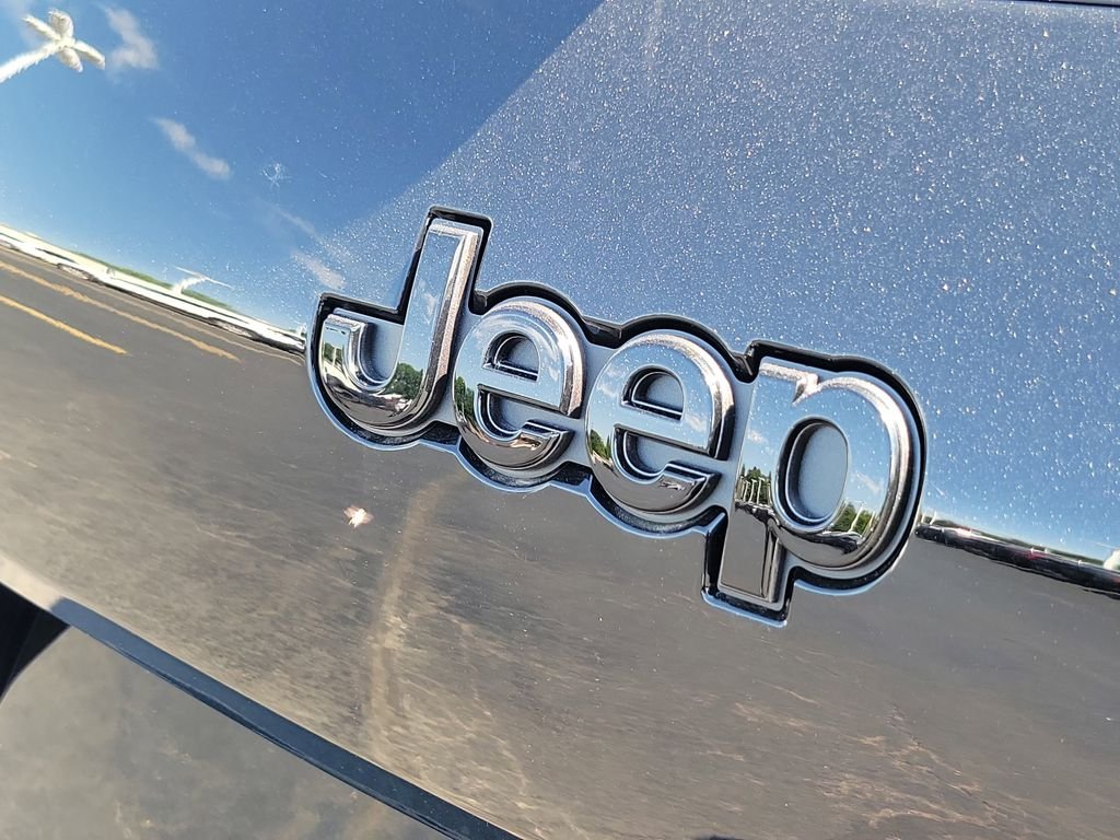 New 2026 Diamond Black Crystal Pearl-Coat Exterior Paint Jeep Laredo image 6