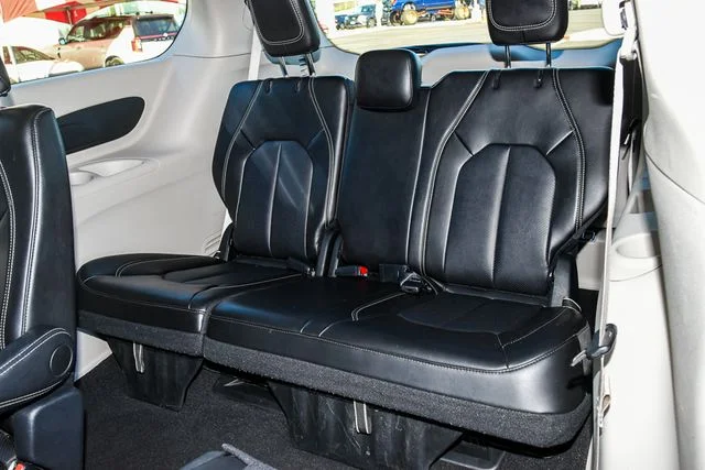Used 2023 Silver Chrysler Touring L image 18