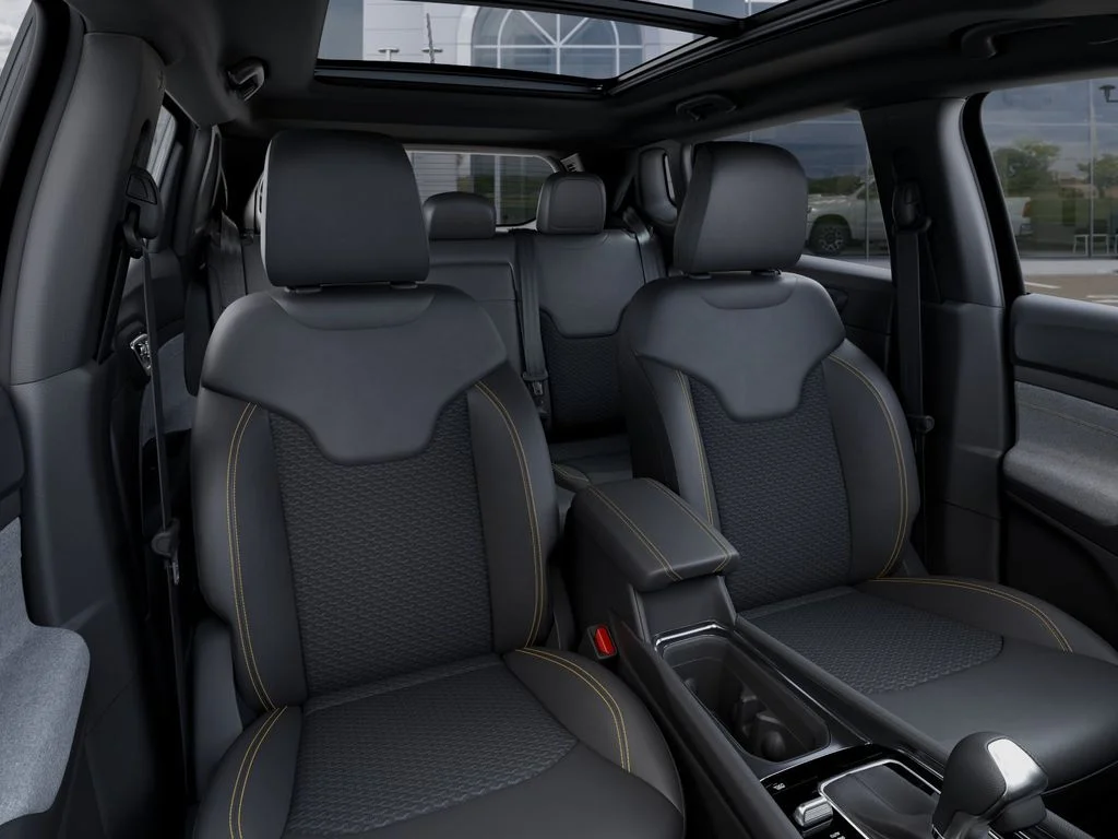 New 2026 Diamond Black Crystal Pearl-Coat Exterior Paint Jeep Altitude Special Edition image 16