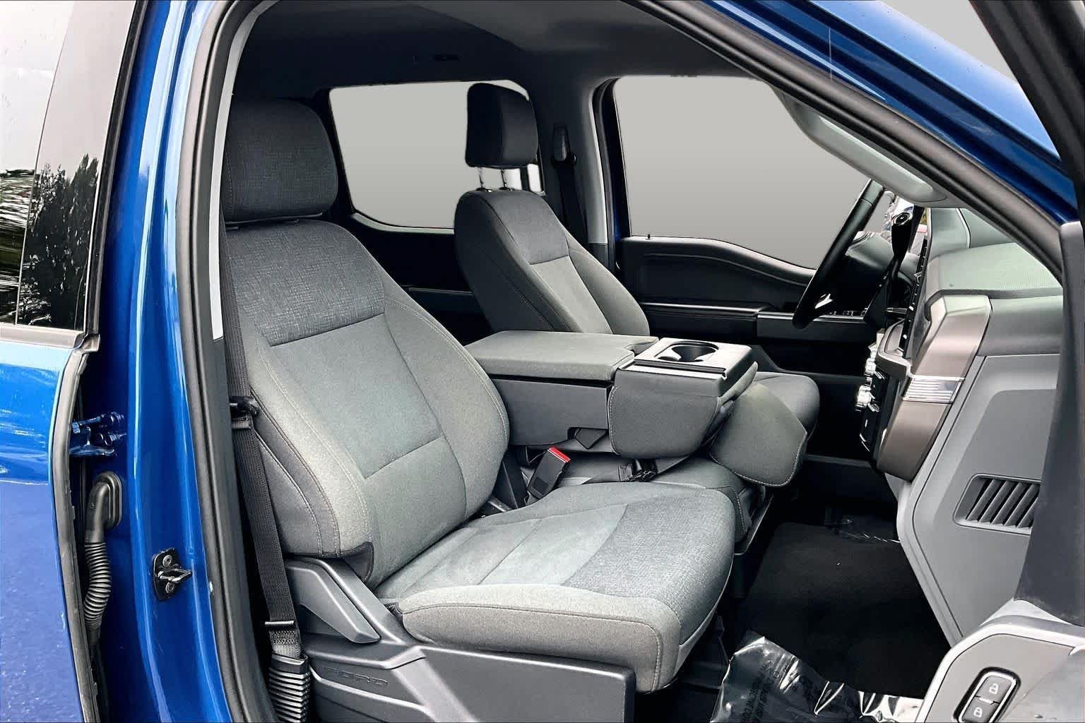 Used 2025 Atlas Blue Metallic Ford XLT image 9