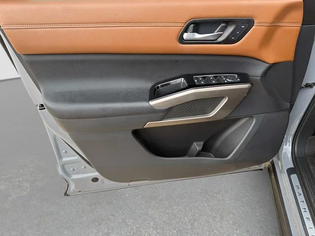 Used 2023 Gray Nissan Platinum image 17