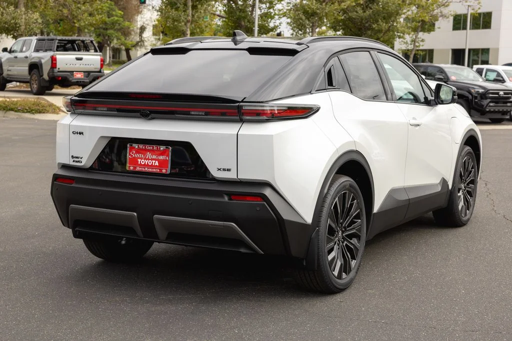 New 2026 Wind Chill Pearl with Midnight Black Metallic roof <sup>1</sup> Toyota  XSE image 5