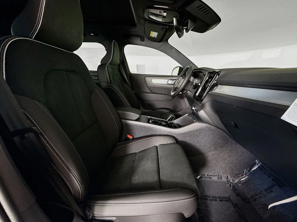 New 2026 White Volvo B5 Ultra Black Edition image 30