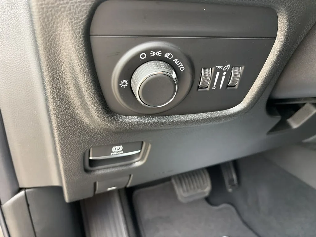 New 2026 Diamond Black Crystal Pearlcoat Jeep Laredo X image 19