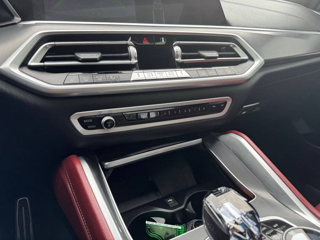 Used 2022 Black BMW xDrive40i image 8