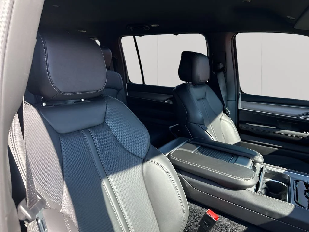 New 2026 Bright White Clear-Coat Exterior Paint Jeep Limited image 18