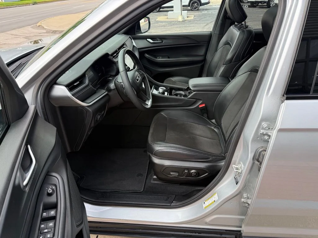 Used 2023 Silver Jeep Altitude image 19