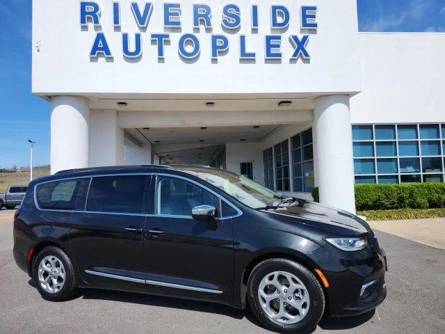 2023 Chrysler Pacifica Limited's photo