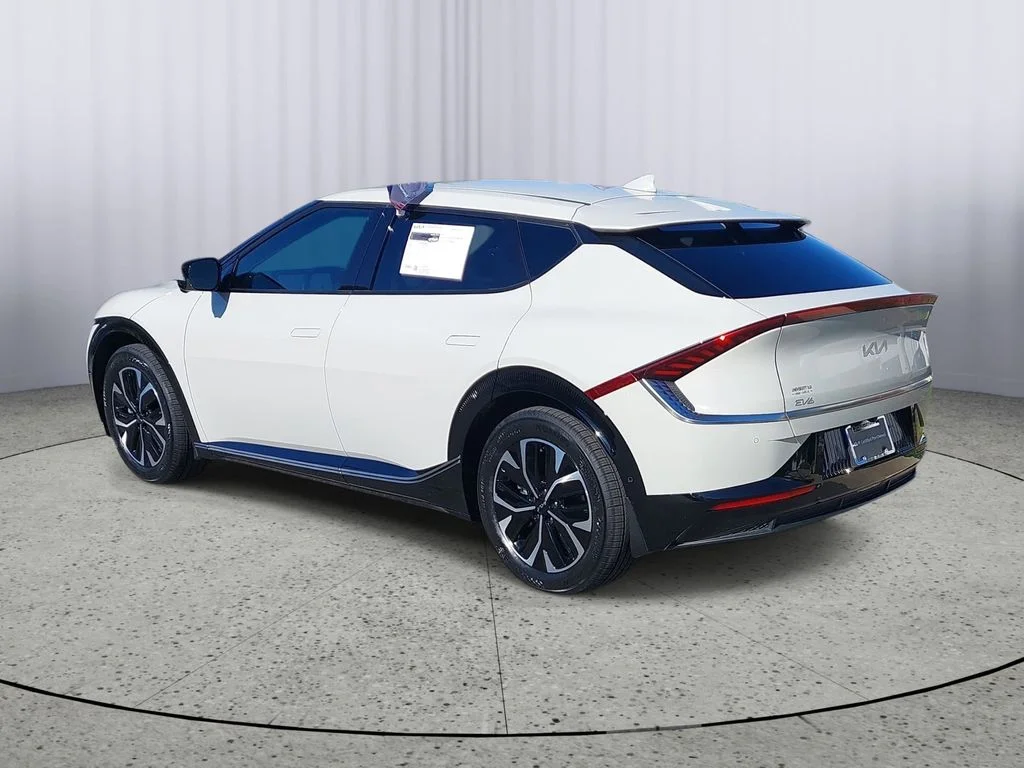 Used 2023 White Kia Wind image 5