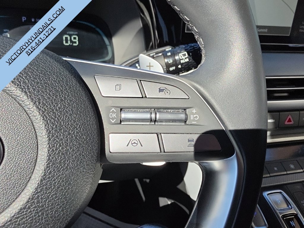 Used 2025 White Hyundai SEL image 22