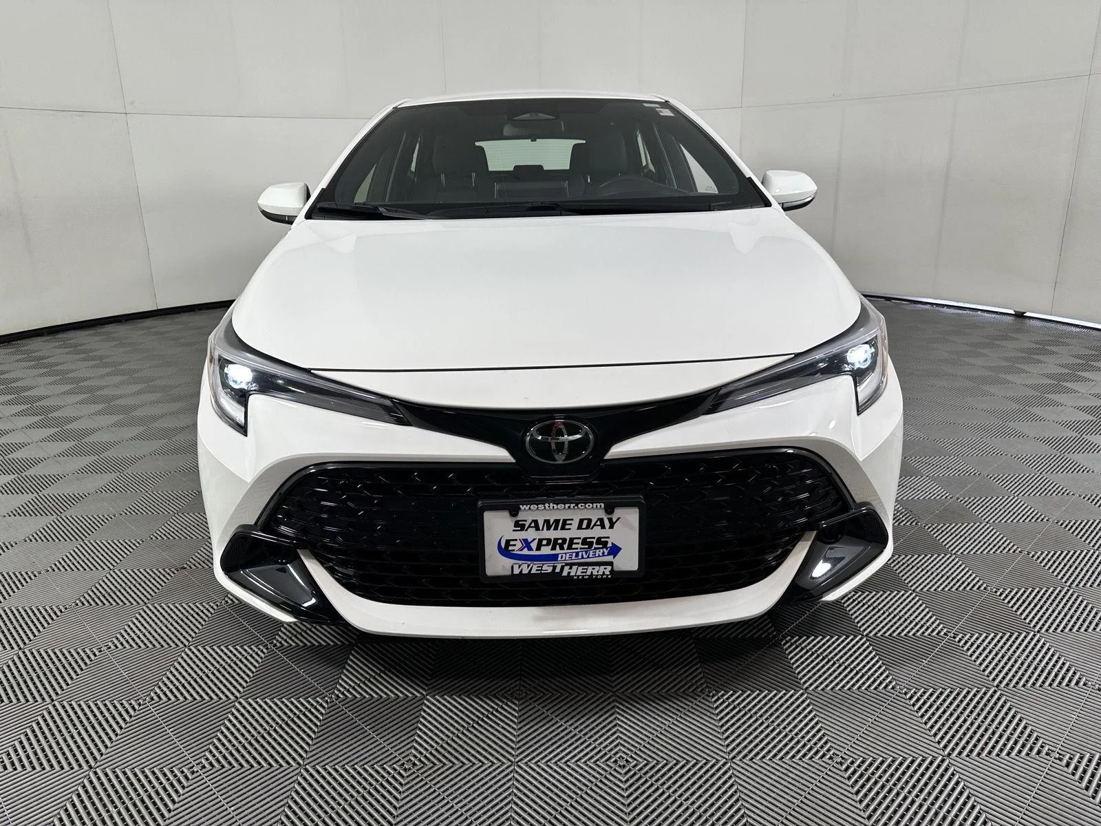 Used 2024 Ice Cap Toyota SE image 27