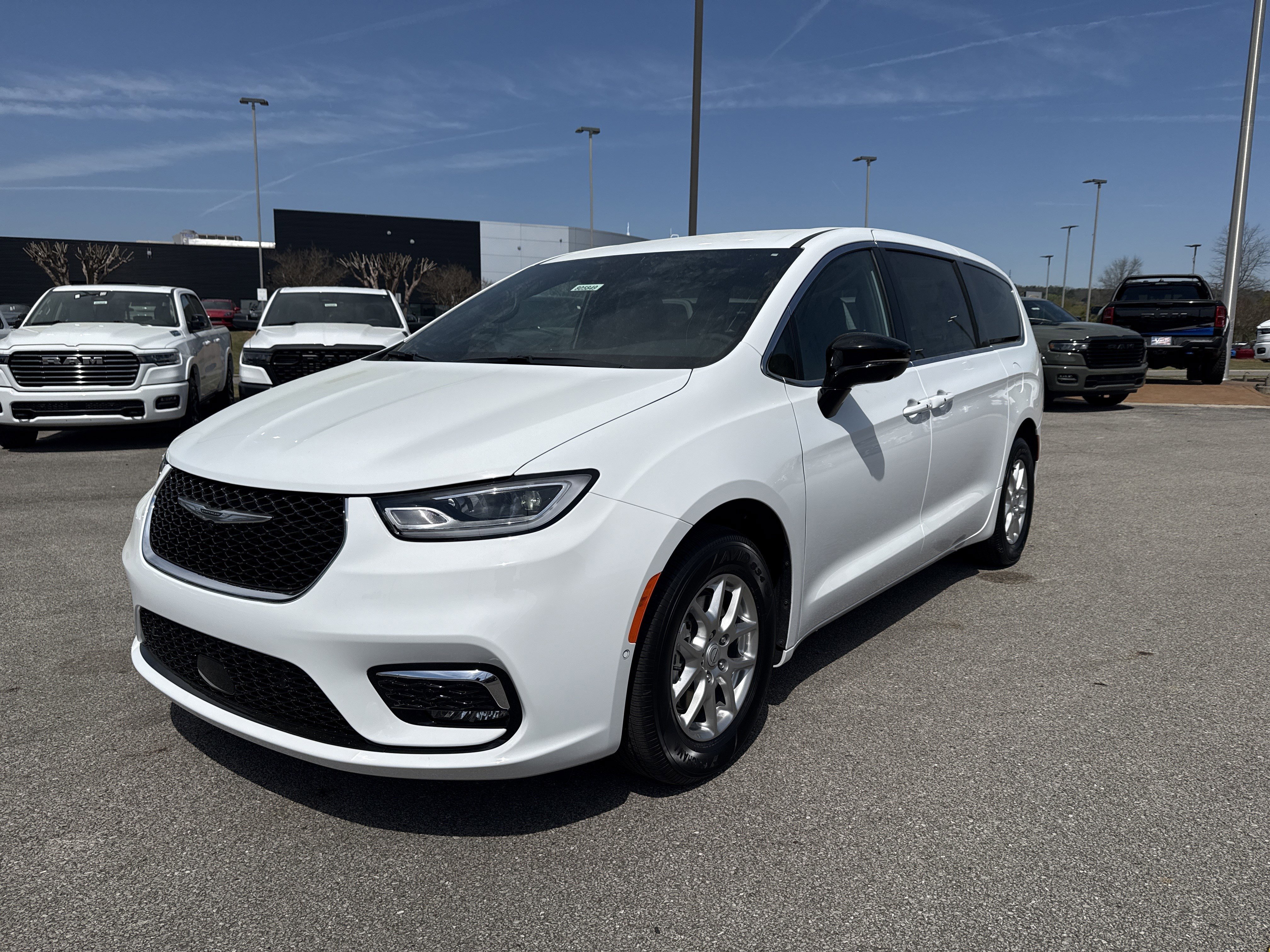 New 2026 Bright White Clear-Coat Exterior Paint Chrysler Select image 3