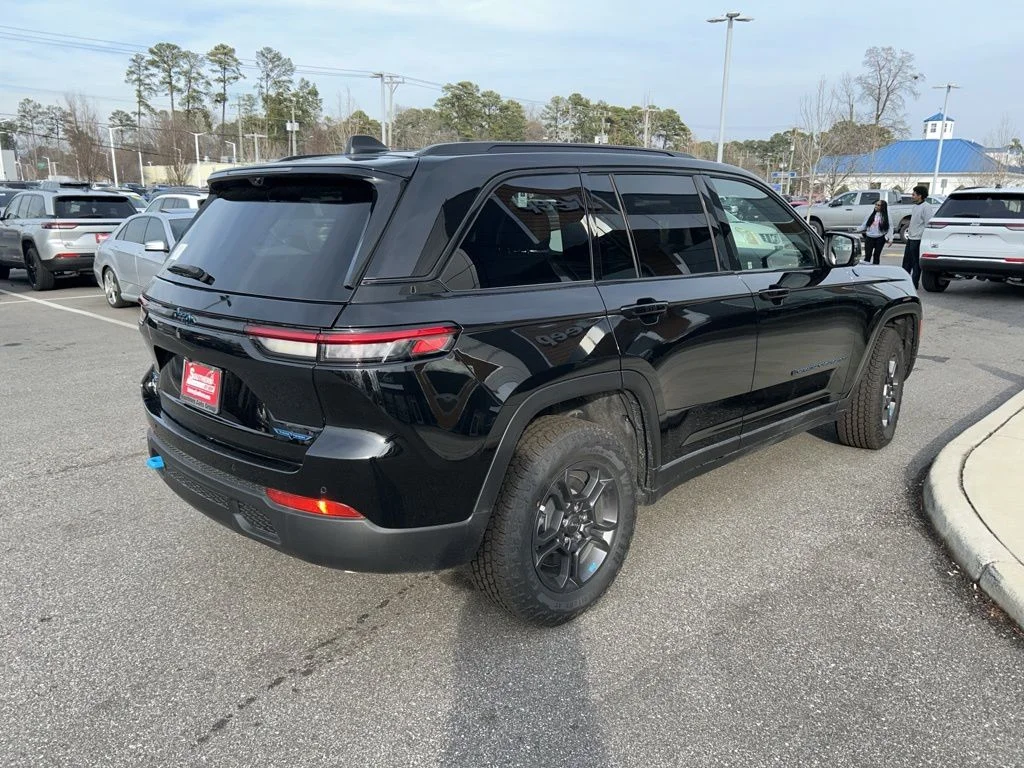 New 2024 Diamond Black Crystal Pearl-Coat Exterior Paint Jeep Trailhawk 4xe image 4