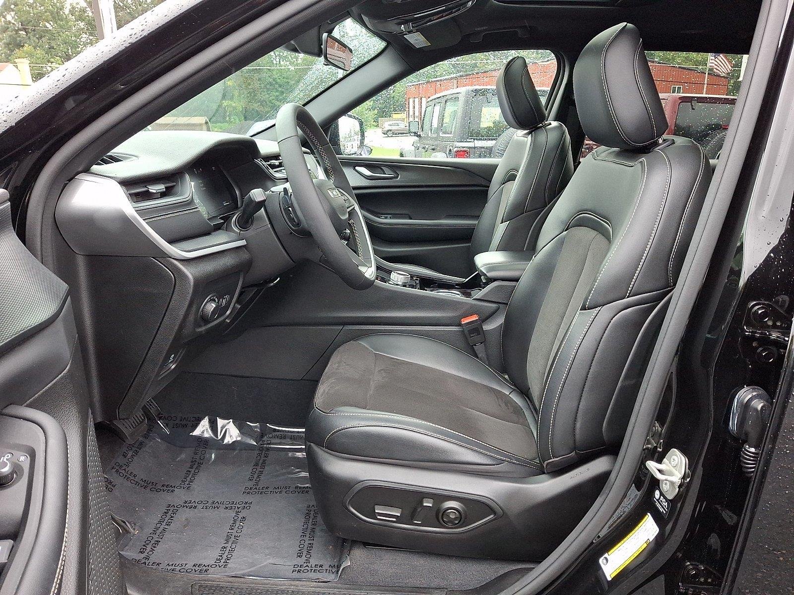 Used 2023 Diamond Black Crystal Pearlcoat Jeep Altitude X image 16