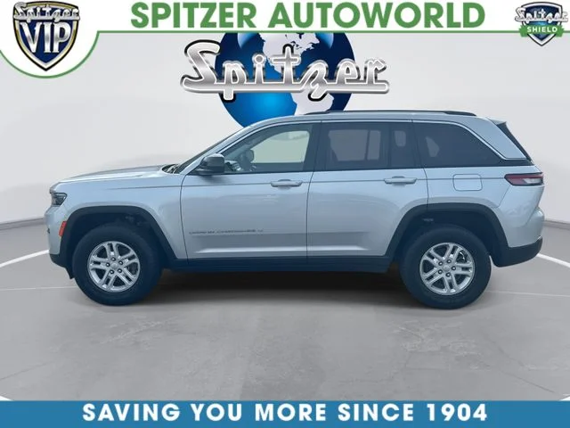 Used 2023 Silver Jeep Laredo image 6