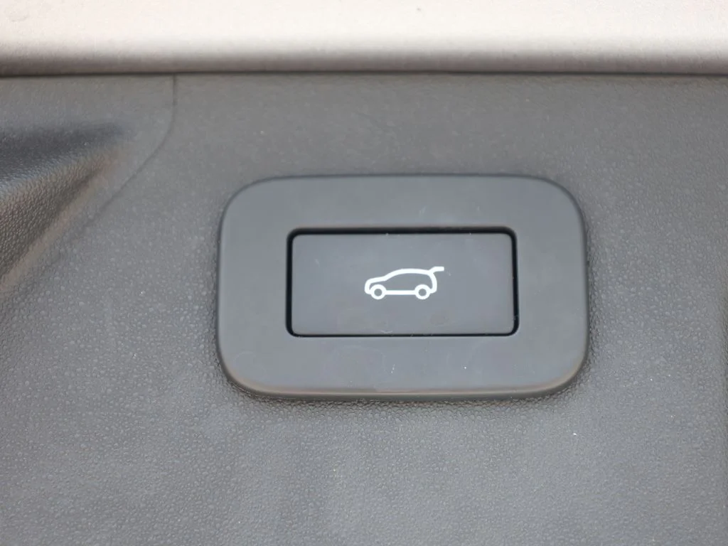 Used 2023 Gray Land Rover S R-Dynamic image 9
