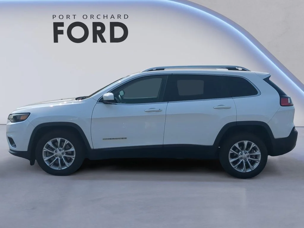 Used 2019 White Jeep Latitude image 3