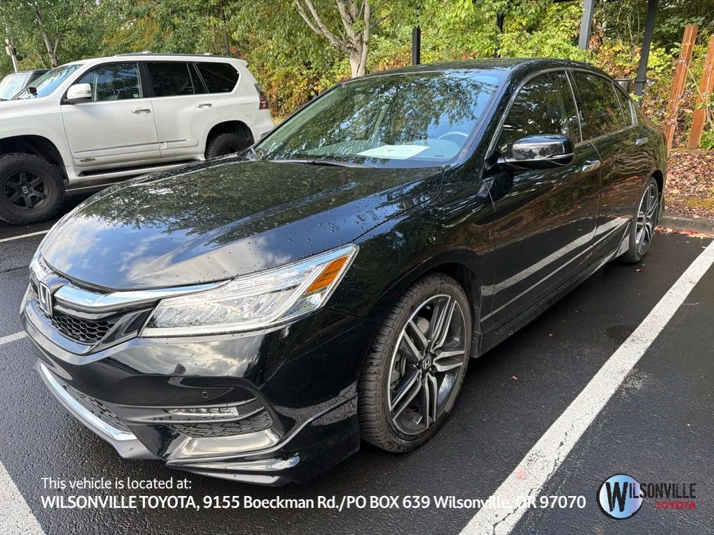Used 2017  Honda Touring image 1