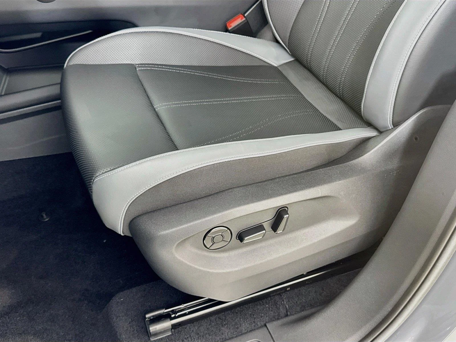 New 2027 Pure Gray Volkswagen SE w/Technology image 18