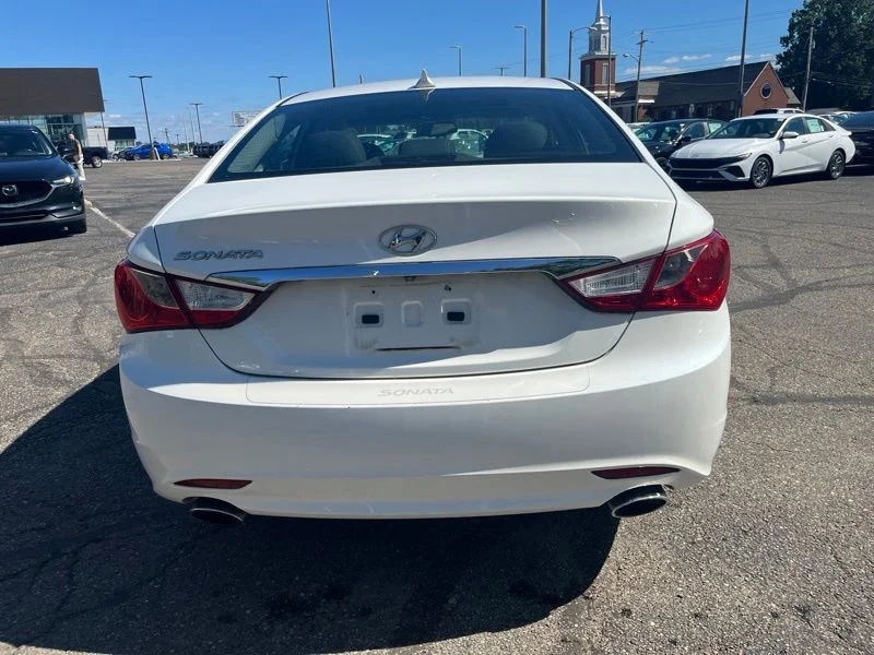 Used 2012 White Hyundai SE image 6