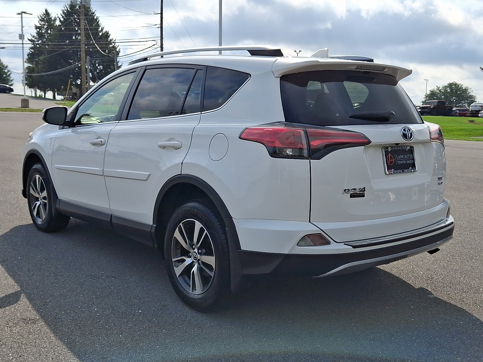 Used 2018 Super White Toyota XLE image 5
