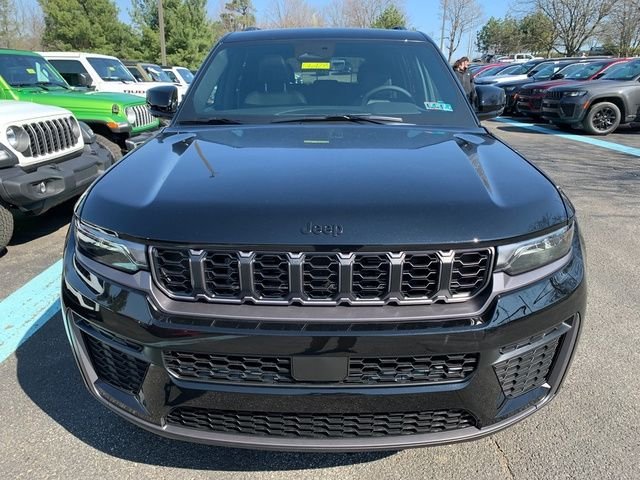 New 2026 Diamond Black Crystal Pearl-Coat Exterior Paint Jeep Altitude image 9
