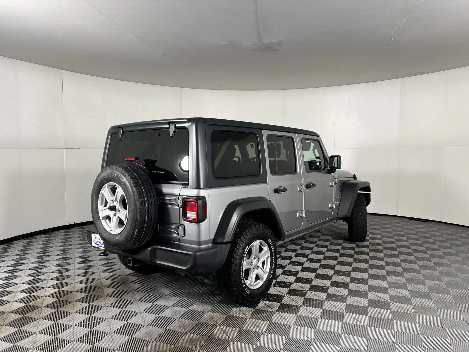 Used 2018 Billet Silver Metallic Clearcoat Jeep Sport S image 7