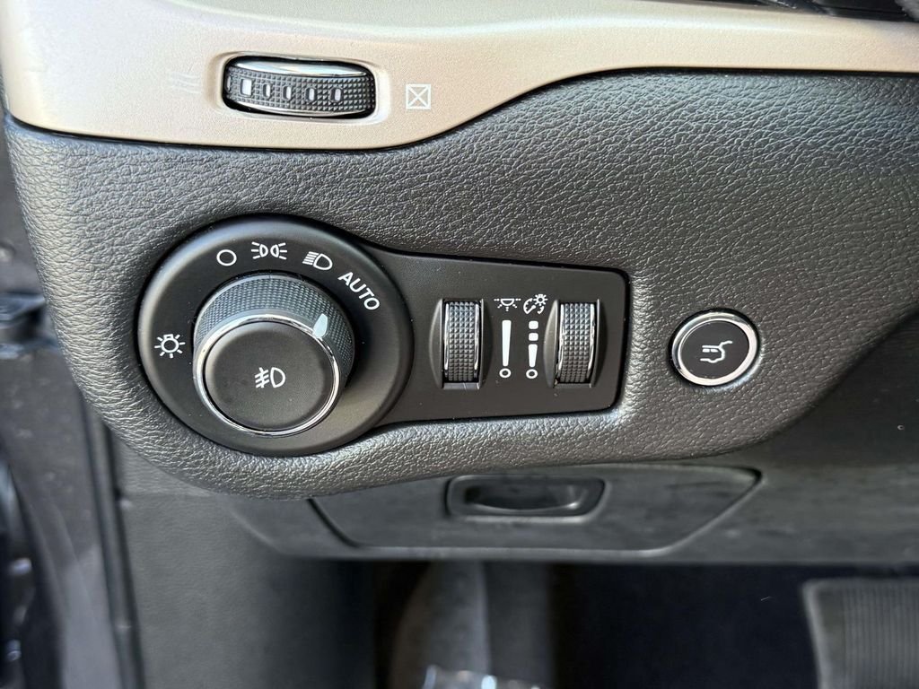 Used 2018 Crystal Metallic Jeep Limited image 30